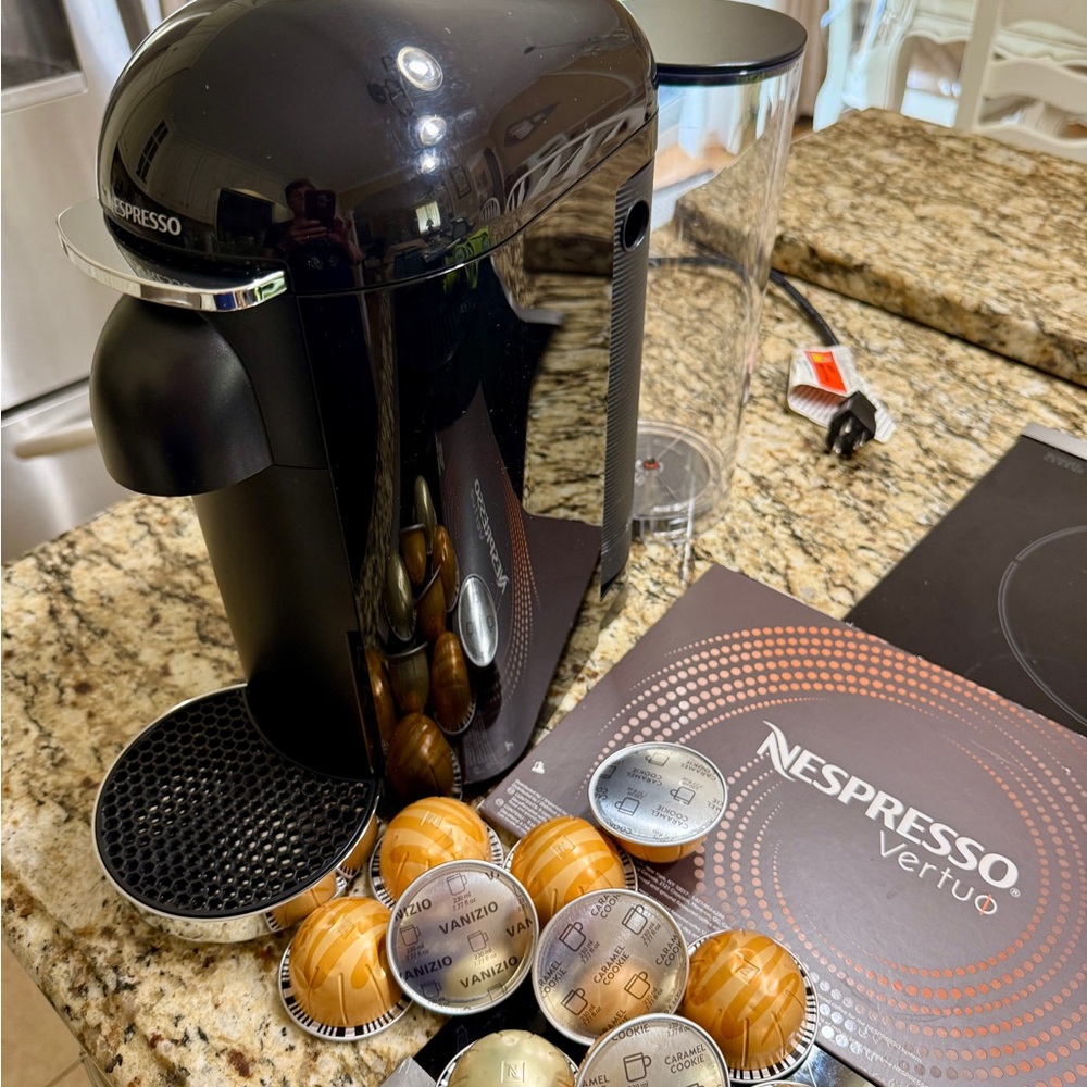 Nespresso Vertuo Plus Black Type GCB2 and 10 Pods